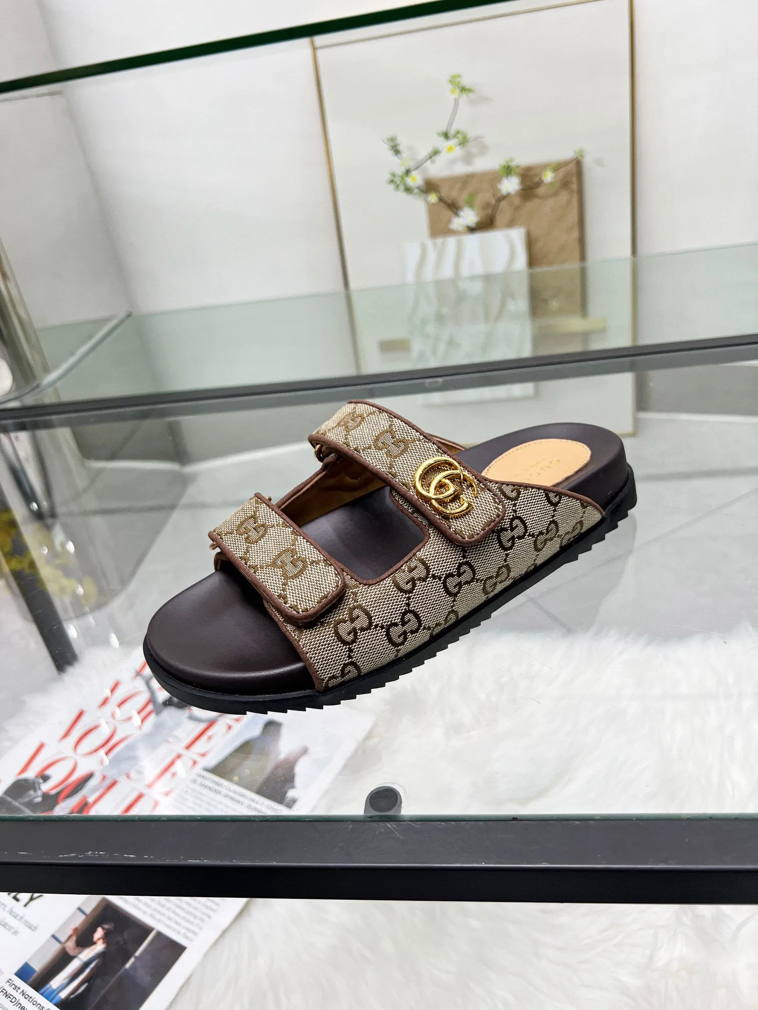 👟👟Ex-factory price 480👟👟 Gucci two-strap Velcro flat sandals beach shoes early spring series GG classic presbyopic cloth beach sandals are decorated with classic GG presbyopic canvas fabric fabric with double G metal buckle ✔️ Fabric: Original customized imported double G presbyopic ✔️ Lining: imported sheepskin ✔️ Heel: 2.0CM thick sole ✔️ Outsole: Mold imported rubber sole ✔️ Code number: 35-40 (41 customized, non-refundable)